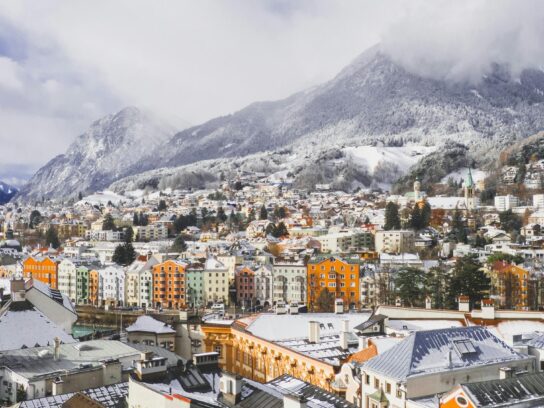 Uitzicht over de stad Innsbruck in de winter.