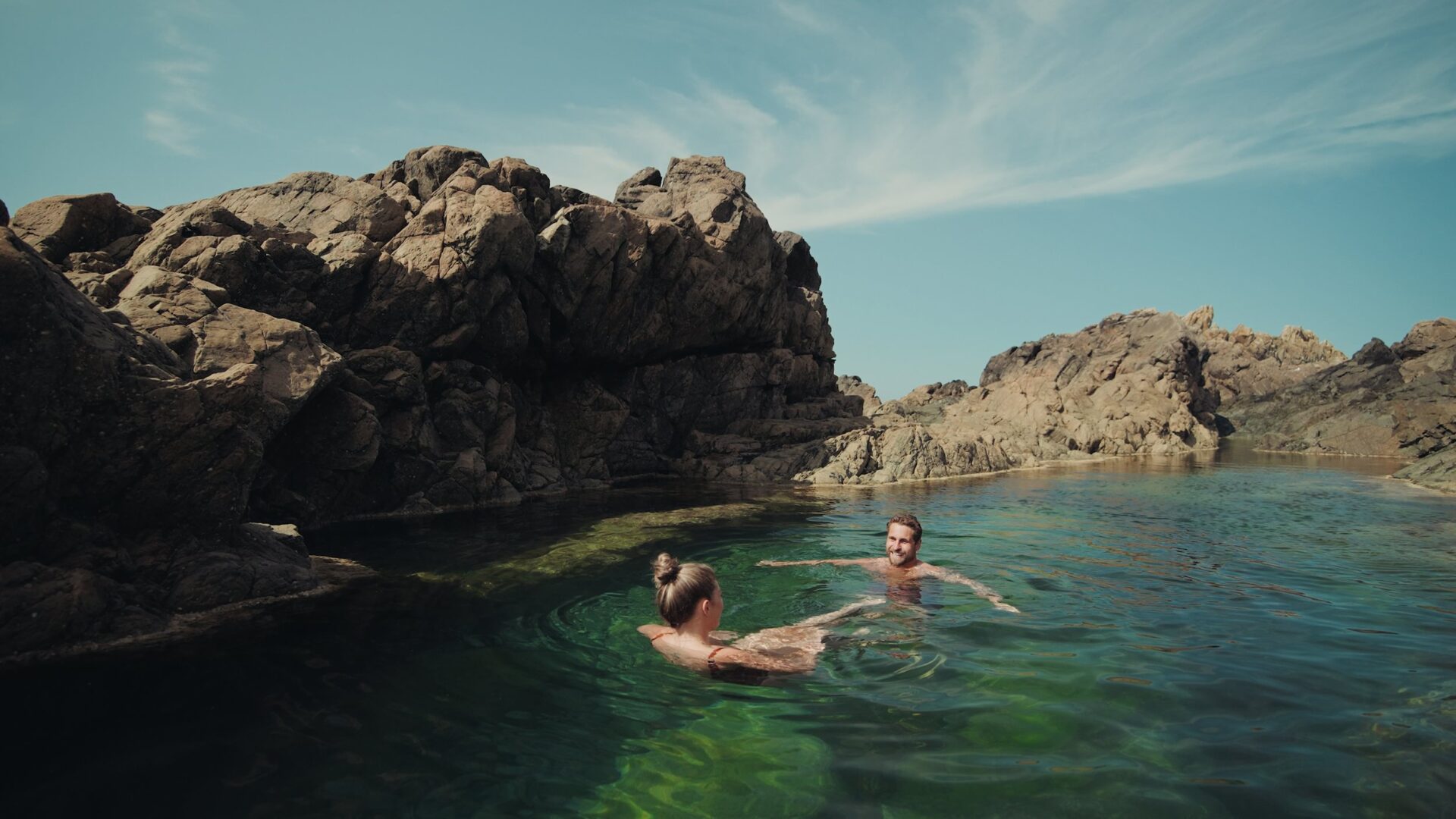 Een natuurlijk zwembad op Lihou, één van de eilandjes van Guernsey.
