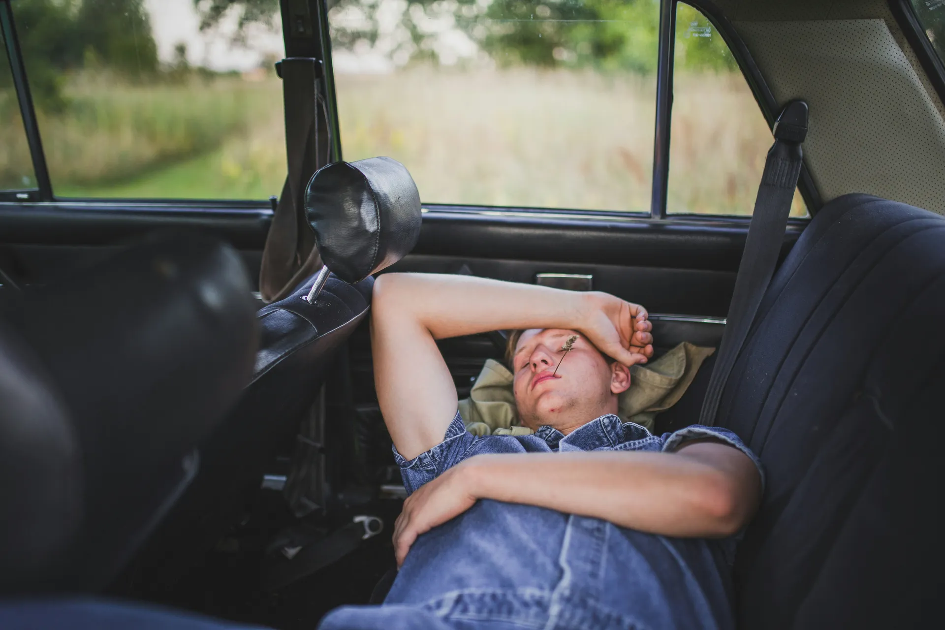 In de auto een dutje doen