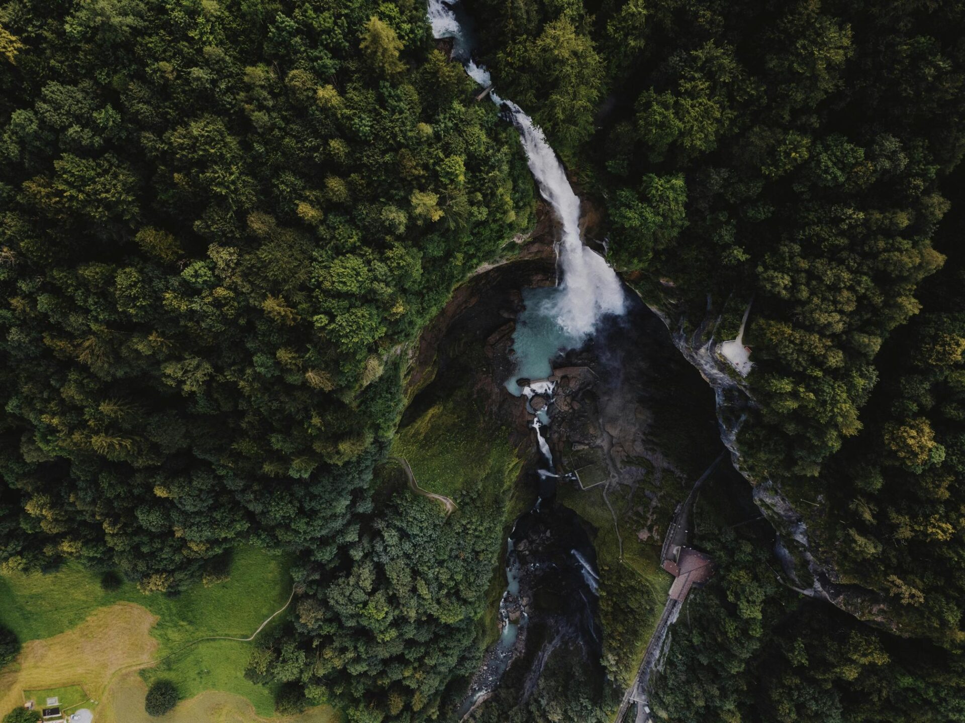 Bovenaanzicht van de Reichenbach waterfall in Zwitserland.