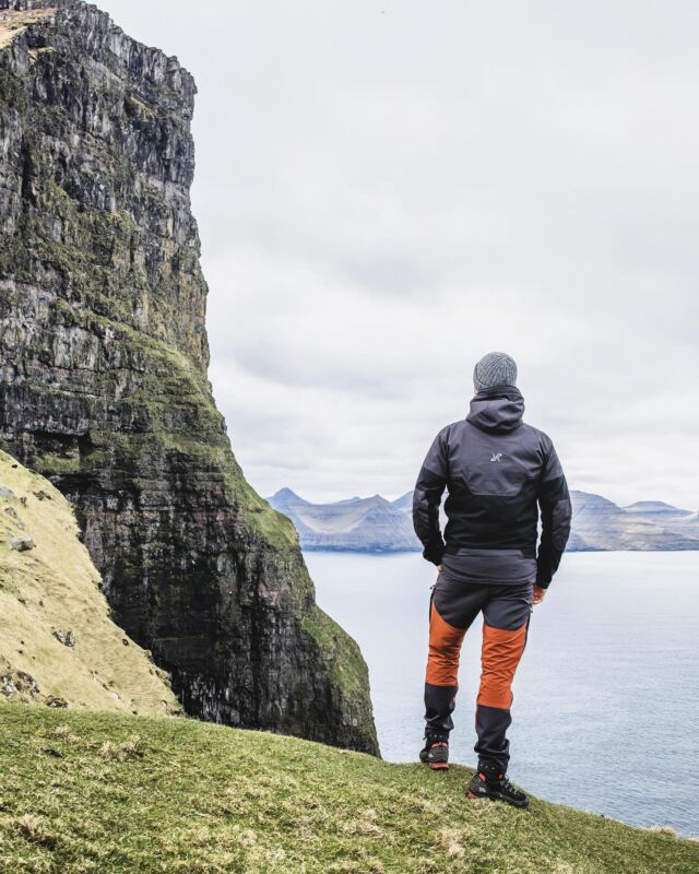 New horizons ⛰️ 
Nieuw avontuur, daar houden wij natuurlijk van als geen ander. Een nieuwe reis, toffe locatie of activiteit, worden we alleen maar enthousiast van. 

Binnenkort hebben we leuk nieuws te vertellen over een heel nieuw avontuur dat eraan komt voor ons. Kan jij al raden wat ? 
In onze stories hebben we al eerder een hint gedropt, en ook in deze caption kun je het al spotten, maar je hoort sowieso snel meer 🤩 

Dit mooie plaatje maakten we op onze reis naar de Faeröer eilanden. Kaz vertelt je er meer over in een artikel op de website. Lees meer op: www.the outdoors.nl/mooiste-plekken-faeroer-eilanden

Raad jij ons volgende avontuur? 

#thehike #thegreatoutdoors #deeldenatuur
