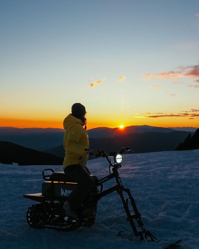 Moonbiken in Andorra 🌙 

Tijdens mijn wintersport reis naar Andorra stond er iets heel tofs op de planning. Namelijk, moonbiken! 

Heb jij dit al eens geprobeerd? ❄️ Met een elektrische sneeuw ‘motor’ cross je zo door de sneeuw bergop én bergaf. Wij hadden helemaal geluk met een prachtige zonsondergang op het hoogste punt van de route (en warme chocolademelk ☕️ ). 

Benieuwd geworden? In Naturland in Andorra kun je het zelf proberen. Motor 🏍️ Lees er meer over in mijn artikel over Naturland (link in bio): https://www.theoutdoors.nl/naturland-de-plek-voor-moonbiken-langlaufen-en-genieten-in-andorra/ .

📷 @waanzinnigewereld 

#thegreatoutdoors #thehike #theoutdoors