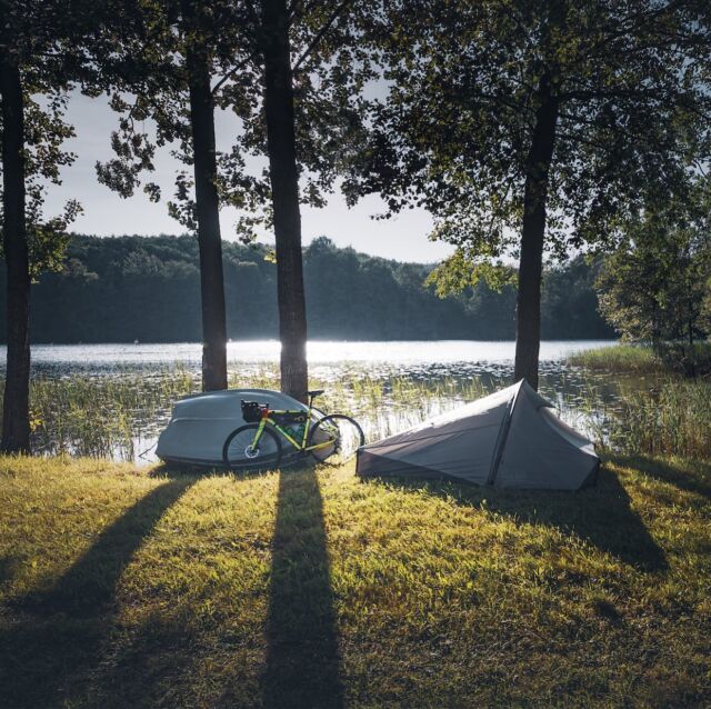 Bikepacken, heb jij het wel eens geprobeerd? 🚲 

🌳 Eigenlijk is het concept hetzelfde als backpacken, maar dan met de fiets. Het grootste voordeel? Je gaat een stuk sneller dus overbrugt gemakkelijk meer afstand.

🚴‍♀️ Super leuk om eens een weekendje of tijdens de meivakantie te touren in ons eigen kikkerland. Anders dan hiken is Nederland namelijk echt een fietswalhalla, dus genoeg routes bij jou in de buurt.

🇳🇱Er zijn in Nederland speciale Bikepacking hostels. Voor thebike.nl schreven we er een artikel over. Benieuwd? Check het artikel hier of via de link in bio. https://www.thebike.nl/bikepacken-in-nederland-een-avontuurlijke-reis-dichtbij-huis/

Heb jij al eens een langere fietstocht gemaakt? 🍃 

#theoutdoors #outdoorlovers #thehike #thegreatoutdoors 

📷 Marek Piwnicki