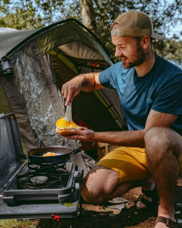 Wat ons betreft gaat niets boven een lekker ontbijtje op de camping, het liefst met goeie koffie natuurlijk. Onlangs gingen wij een weekendje op pad vlakbij huis. De goeie koffie en eitjes gingen natuurlijk mee, want dat is voor ons de ideale brandstof voor een dagje wandelen in het bos. Tot voor kort namen we meestal een eenpits camping gasstel mee, maar één probleem; dan kun je je koffie niet tegelijkertijd met je onbijtje drinken. Daarom ging deze trip de Camping Kitchen 2 van @campingaz_benelux mee, zodat dat probleem getackled was. Ideaal toch?!

#WhereAreWeCookingToday #Campingaz #outdoorlovers #thegreatoutdoors #theoutdoors