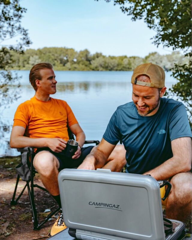Je mag ons gerust een klein beetje koffie-snobs noemen ☕️ , dus alhoewel met outdoor avonturen niet altijd alles mee kan, mag goeie koffie volgens ons niet ontbreken. Oploskoffie is natuurlijk een stuk makkelijker als je op pad bent, maar zolang het gasstelletje mee kan, gaat ons Italiaanse koffiepotje ook mee. 

Vaak is de combinatie van versgemalen koffie, een goed koffiepotje en buitenlucht de ultieme combinatie. Tijdens ons kampeer weekendje gebruikten we deze @campingaz_benelux tweepits, zodat je tegelijk ook nog je ontbijtje kunt klaarmaken. Ben jij team oploskoffie of team koffiesnob? ☕️ @coleman_benelux #WhereAreWeCookingToday #Campingaz #CampWithColeman #TheOutsideIsCalling
