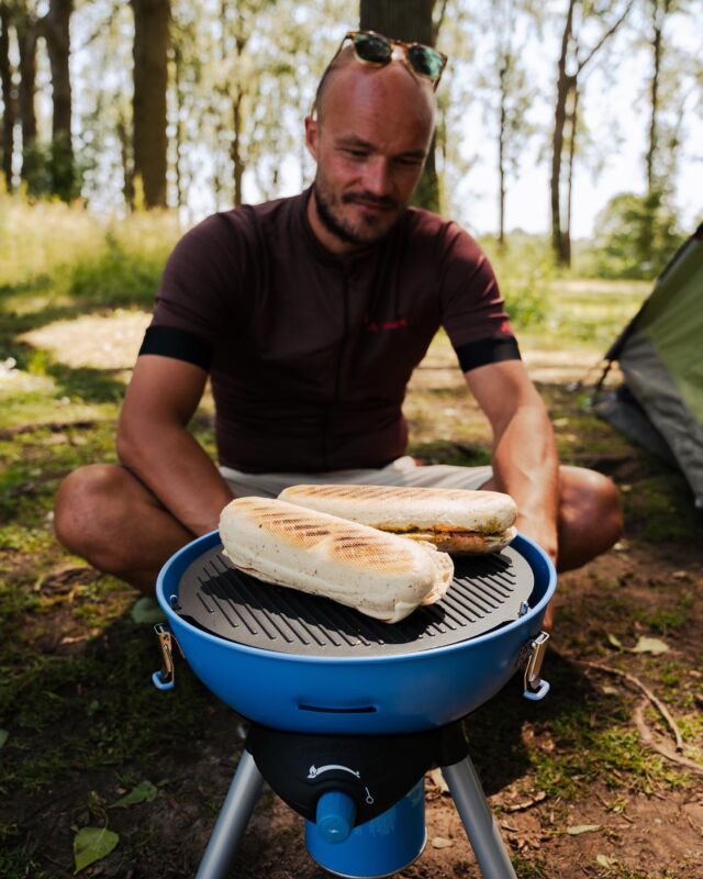 Alhoewel het weertje hier in Nederland maar guur is, kan het zijn dat je nog heerlijk aan het nazomeren bent op de camping in het zuiden. 🌳 

Onze inmiddels nieuwe lunch favoriet op de camping komt dan misschien nog goed van pas; panini’s op de grill. ☀️ 

Snijd je afbak stokbrood doormidden, grill hem kort aan de binnenkant en beleg hem met je favoriete toppings. Pesto, mozzarella en tomaat is bijvoorbeeld altijd goed. 🍅 Vervolgens is het een kwestie van de buitenkant grillen en klaar is kees, een heerlijke panini bij je tent ⛺️ Welke topping is jouw favoriet?
Wij gebruikten de Party Grill 400 CV van @campingaz_benelux . #wherearewecookingtoday #Campingaz