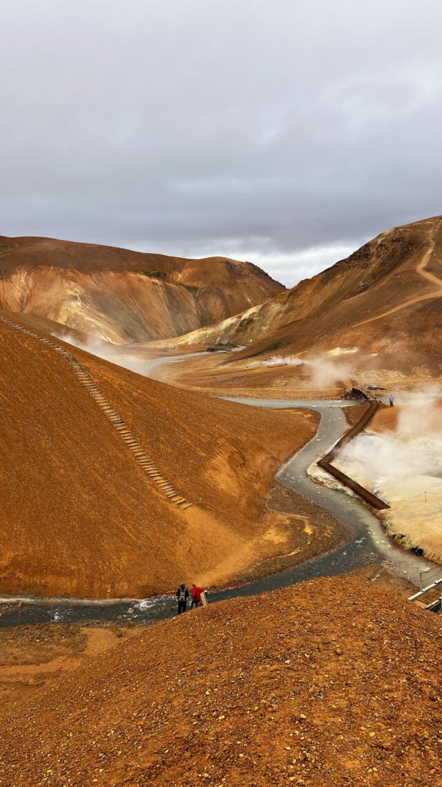 Dit herfstweertje buiten doet ons een klein beetje denken aan onze trip naar IJsland. Al hebben we hier wel een beetje ander uitzicht dan deze prachtige IJslandse bergen. ⛰️ 
Heb jij ons artikel al gelezen over onze roadtrip? Lees hem via de link in bio!
