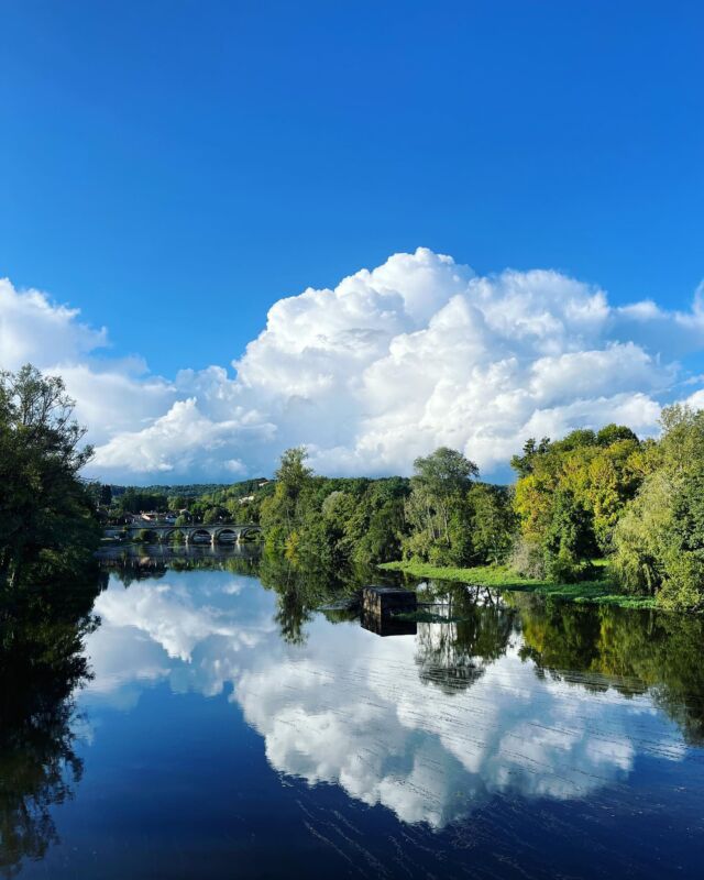 Spiegeltje spiegeltje aan de wand… het mooiste plaatje van het Franse land? 

Deze foto schoten we op onze fietstocht door de Dordogne in @destination_nouvelle_aquitaine 🇫🇷 

Wat is jouw favoriete plek in Frankrijk? 

#frankrijk #theoutdoors #thehikelife #france #explorefrance