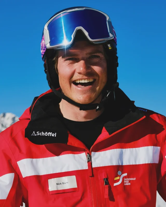 Meet Nick Stark. Een geboren Fisser en iemand die skigebied @serfausfissladis op zijn duimpje kent. Hij nam ons mee tijdens een enerverende dag skiën, waarin we niet alleen het skigebied beter leerden kennen, maar ook meer te weten te kwamen over hoe het is om middenin de bergen op te groeien. Je leest alles over Nick en zijn leven in Serfaus-Fiss-Ladis via de link in bio.

En met iemand skiën die het gebied op zijn duimpje kent, betekent ook lekker volgen en natuurlijk genieten! 

Ga jij weleens met een gids op pad als je gaat skiën?

#wintersport #followtheleader #serfausfissladis #theoutdoors