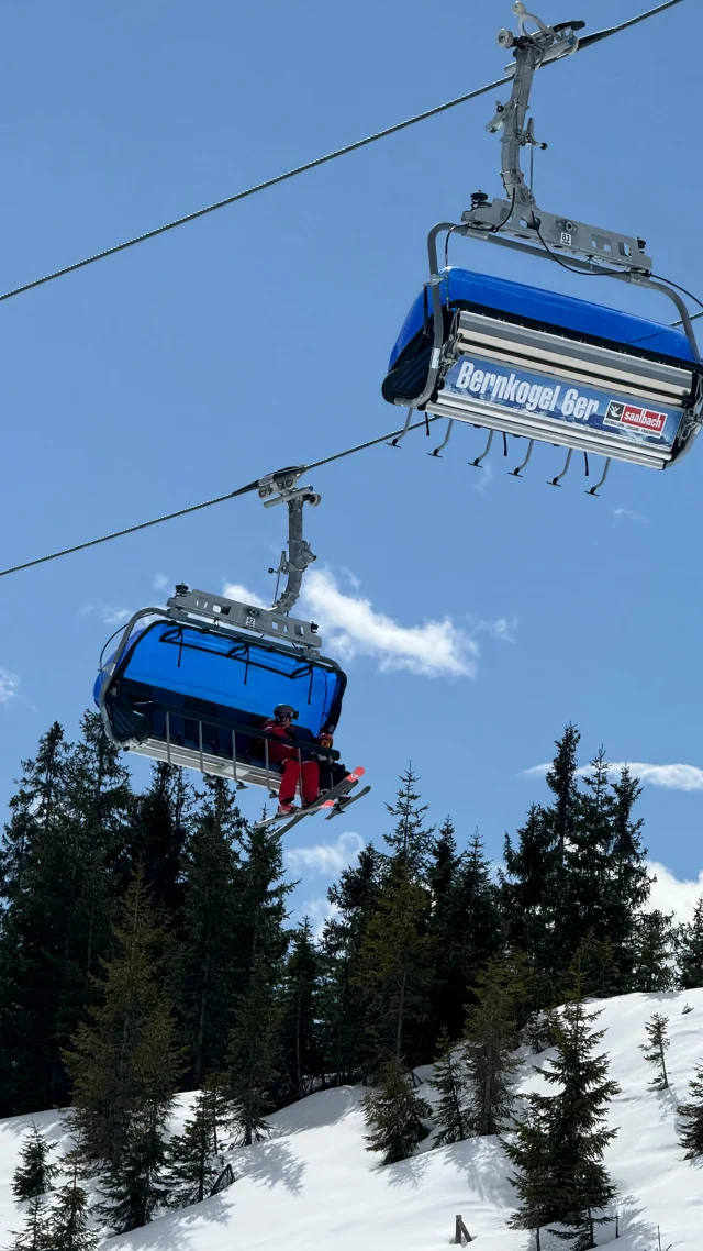 We gingen voor de grande skinale. Lente-skiën in Saalbach is altijd een feestje om het wintersportseizoen af te sluiten.

20 graden in het dal, maar verse sneeuw op de berg. Heerlijk lunchen in een shirtje en nergens hoeven te wachten bij de skilift. En af en toe is het inderdaad iets meer waterskiën, dan normaal skiën. Maar dit is pas echt hoe je de lente inluidt.

Ben jij ook team lente-skiën, of liever in hartje winter?

#skinale #theoutdoors #wintersport #lenteskien #lenteski #outdoorlife #springvibes #lentekriebels