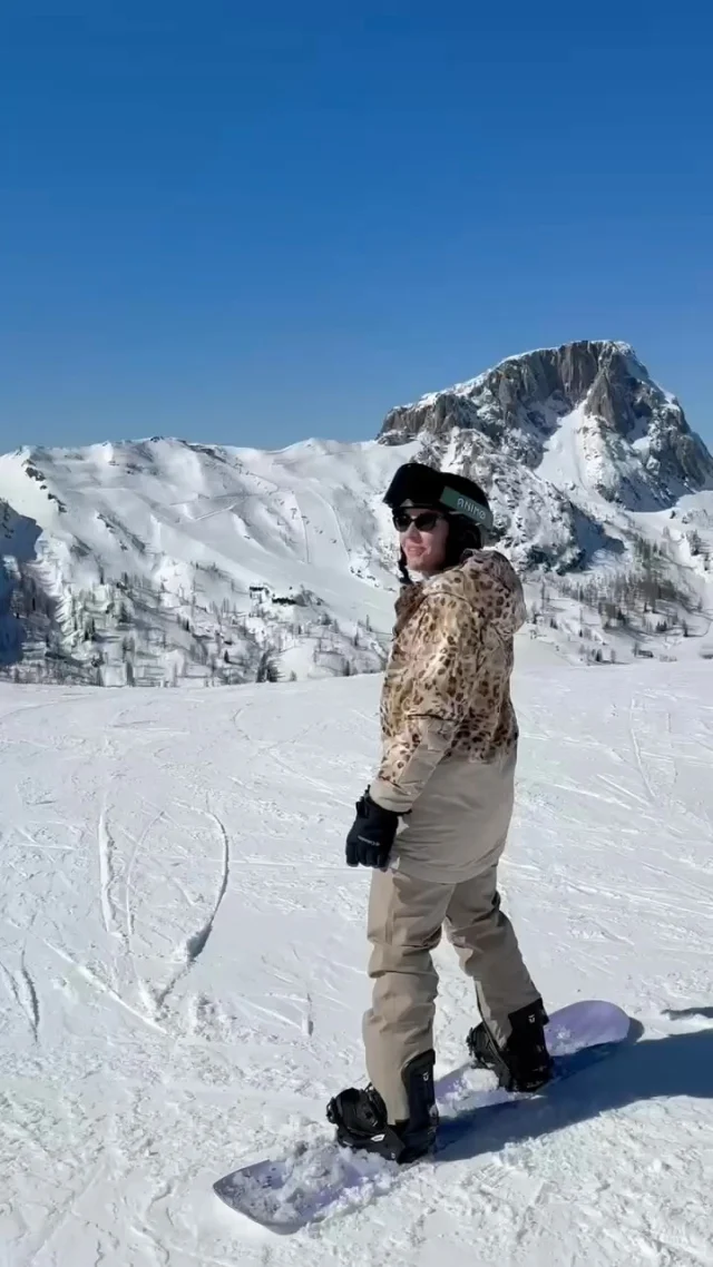 Sun is out! Het einde van het wintersport seizoen nadert wat betekent dat de zon zich vaker later zien. En waar de zon helemaal vaak schijnt, en waar het toch 100% sneeuwzeker is, is in het Oostenrijkse Nassfeld. Verscholen in Karinthië vlakbij de Italiaanse grens vind je deze parel. Weinig Nederlanders te vinden op de pistes maar toch heeft @landalnl ook in Oostenrijk een paar van hun parken gevestigd. Na een heerlijke dag op de piste, kan je ontspannen bij de open haard of in de sauna die in de verblijven zitten. Ga jij nog lente-skiën, of volgend seizoen weer?

#lenteski #nassfeld #landal #karinthie #carinthia #wintersport #theoutdoors #outdoorlife
