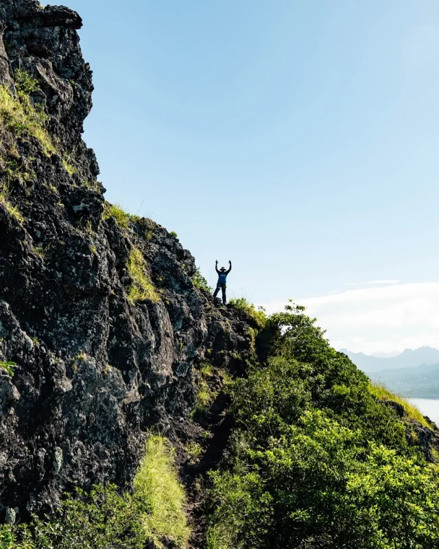 🇲🇺 Mauritius, wat ben je mooi, kleurrijk, gastvrij en verrassend outdoorsy! 

Onlangs ontdekten we met eigen ogen dat Mauritius zóveel meer is dan een zonbestemming waar je op je luie reet in een resort kunt chillen. Want achter de vele paradijselijke stranden schuilen groene bergen, watervallen en valleien die roepen om ontdekt te worden. 

👉 Dit zijn onze tips voor een outdoor-reis naar dit tropische paradijs:
- Daag jezelf uit met een avontuurlijke hike op de iconische Le Morne Brabant
- Neem een verfrissende duik tijdens je hike bij de Seven Waterfalls in Tamarin
- Kajak tussen dolfijnen in de turquoise oceaan 
- Sail away naar de noordelijke eilanden, waar je heerlijk kunt zwemmen en snorkelen
- Bezoek het 7 Coloured Earth Geopark in Chamarel om een uniek natuurfenomeen te bewonderen, inclusief blik op de Chamarel-waterval.

✨ Mauritius barst van natuur, cultuur en avontuur. Je leest meer over deze en andere outdoor-tips in het artikel op de site #linkinbio 

#Mauritius #mauritiusnow #outdoortravel #tropischparadijs #reisinspiratie #theoutdoorsnl