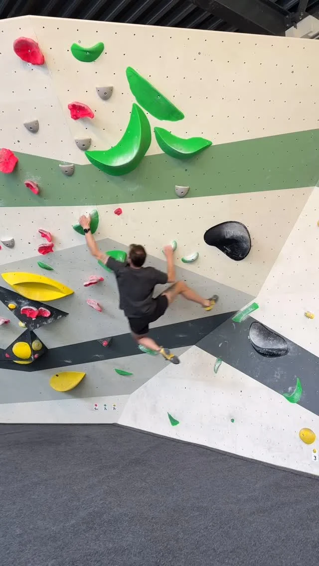 Teamuitje, maar dan in onze stijl: handen vol magnesium, voeten op de muur en het hoofd volledig gefocust op de volgende greep 🧗‍♀️💥

We gingen boulderen bij Boulder Eindhoven met een deel van ons team. Een combi van sport, plezier en dat typische outdoorgevoel, gewoon binnen.

Wie er het snelst boven was? Daar waren de meningen tijdens de borrel en het diner over verdeeld 😉 

@bouldereindhoven @neolieteindhoven #boulderen #bouldereindhoven #teamuitje #outdoorcrew #theoutdoors #workhardclimbhard