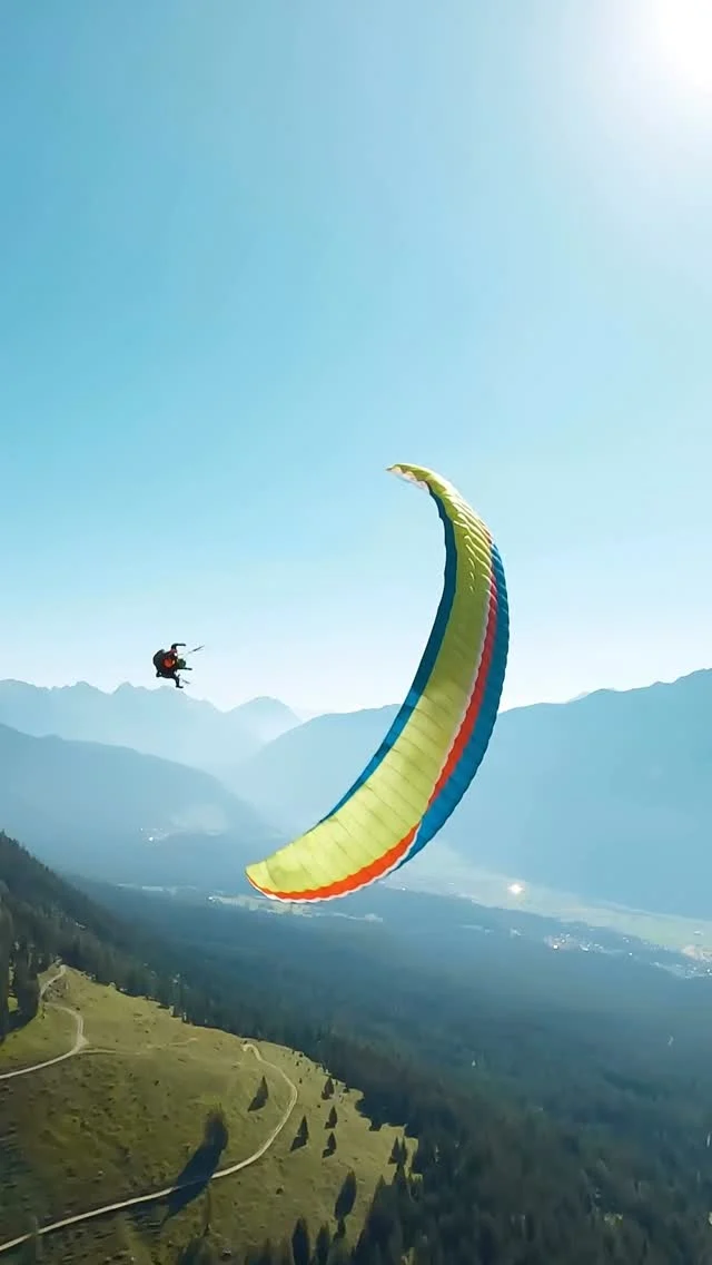 Dat we fan zijn van Oostenrijk en het buitenleven, dat is geen geheim. Met ons eigen huisje in de Oostenrijkse bergen, zijn we daar ook vaak te vinden. Op jacht naar prachtige wintersportavonturen, toffe hikes en epische fietstochten. 

Maar Oostenrijk is zoveel meer dan dat. Helemaal in de zomer. Nat pak, knikkende knieën, grote grijns, dat is wat je ook in Oostenrijk in de zomer kan beleven.

We dachten dat een wandelvakantie hier al mooi was, maar canyoning langs ijskoud bergwater, raften door wilde stroomversnellingen en klimmen met uitzicht op de gletsjers… dat geeft een heel andere kick.

Tussen de rivieren, watervallen en rotswanden ontdek je wat ‘coolcation’ echt betekent. Even uit je comfortzone, kop eerst het water in, weer opdrogen in de zon. Zo ziet avontuur eruit, voor wie niet stil kan zitten.

Zin in? Laat ons weten welke outdoor activiteit jij hier zou proberen! Of zie je het wel zitten om een keer met ons mee te gaan?

Lees alle toffe klim- en water activiteiten via de links in bio!

#TheHike #TheOutdoors #Oostenrijk #Avontuur #Canyoning #Raften #Klimmen #Coolcation #samenwerking #watersport #viaferrata

w/ @visitaustria @outdoorregionimst